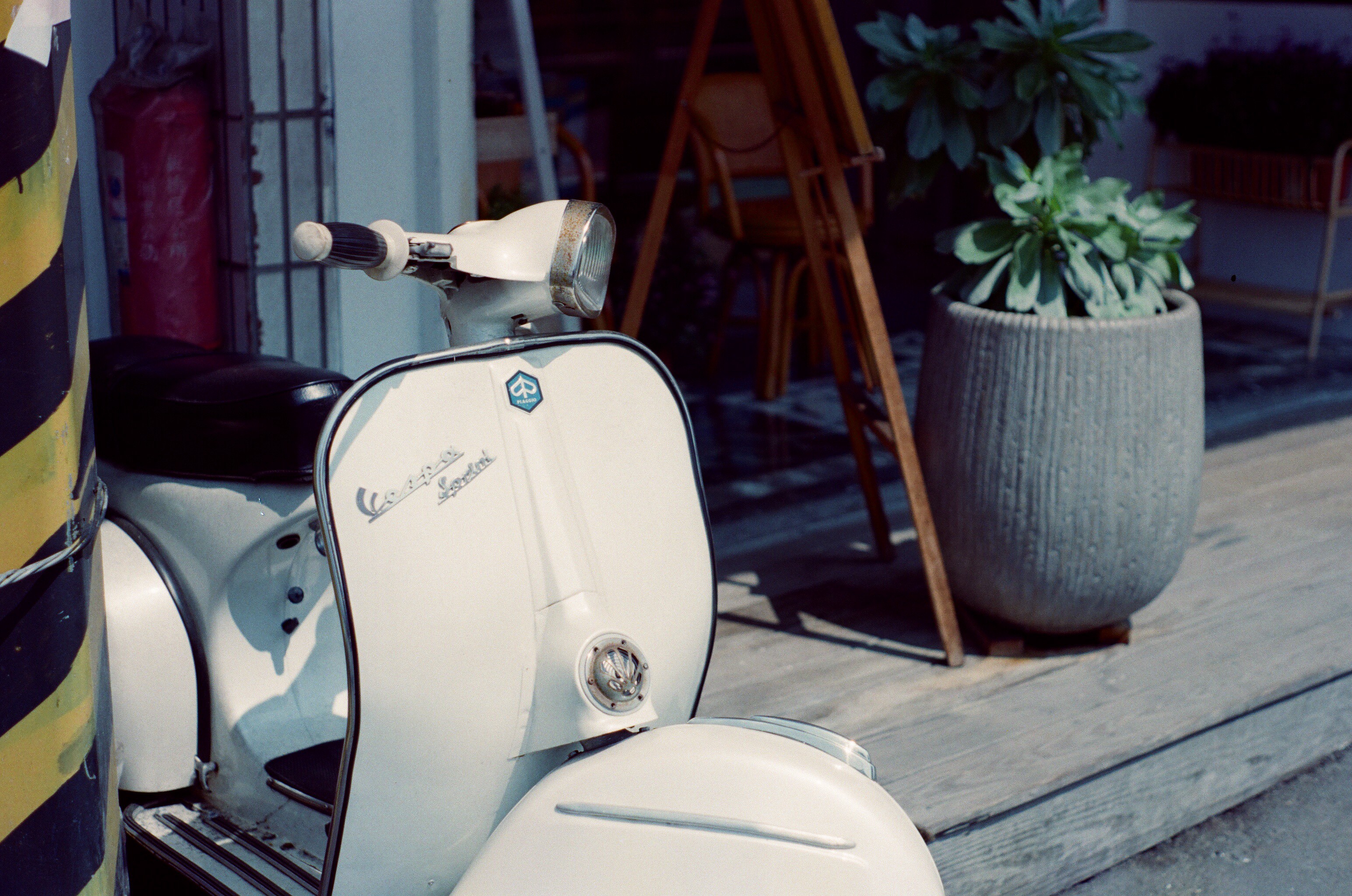 浮島日常的門外總是停放著一輛白色的偉士牌